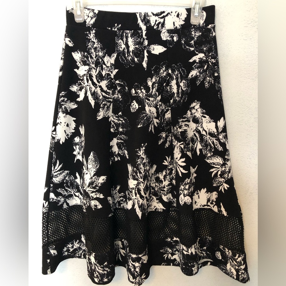 Black and white elegant skirt. Brand: Faith and Joy Size: S
